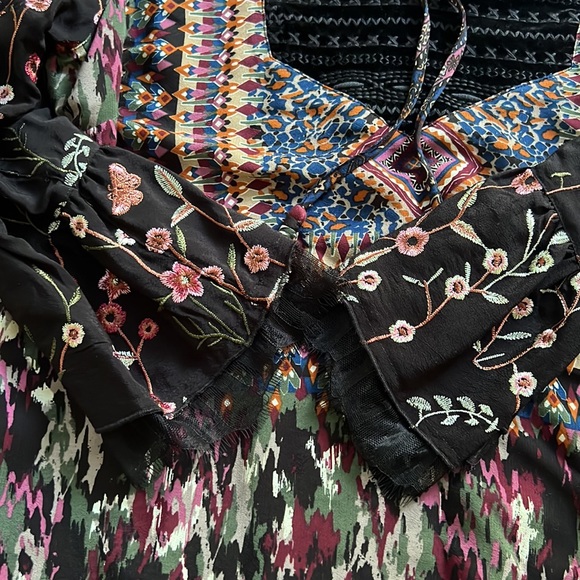 John Mark Floral Embroidered Multi Print Split Neck Wide 3/4 Sleeve Tunic. - Picture 6 of 13